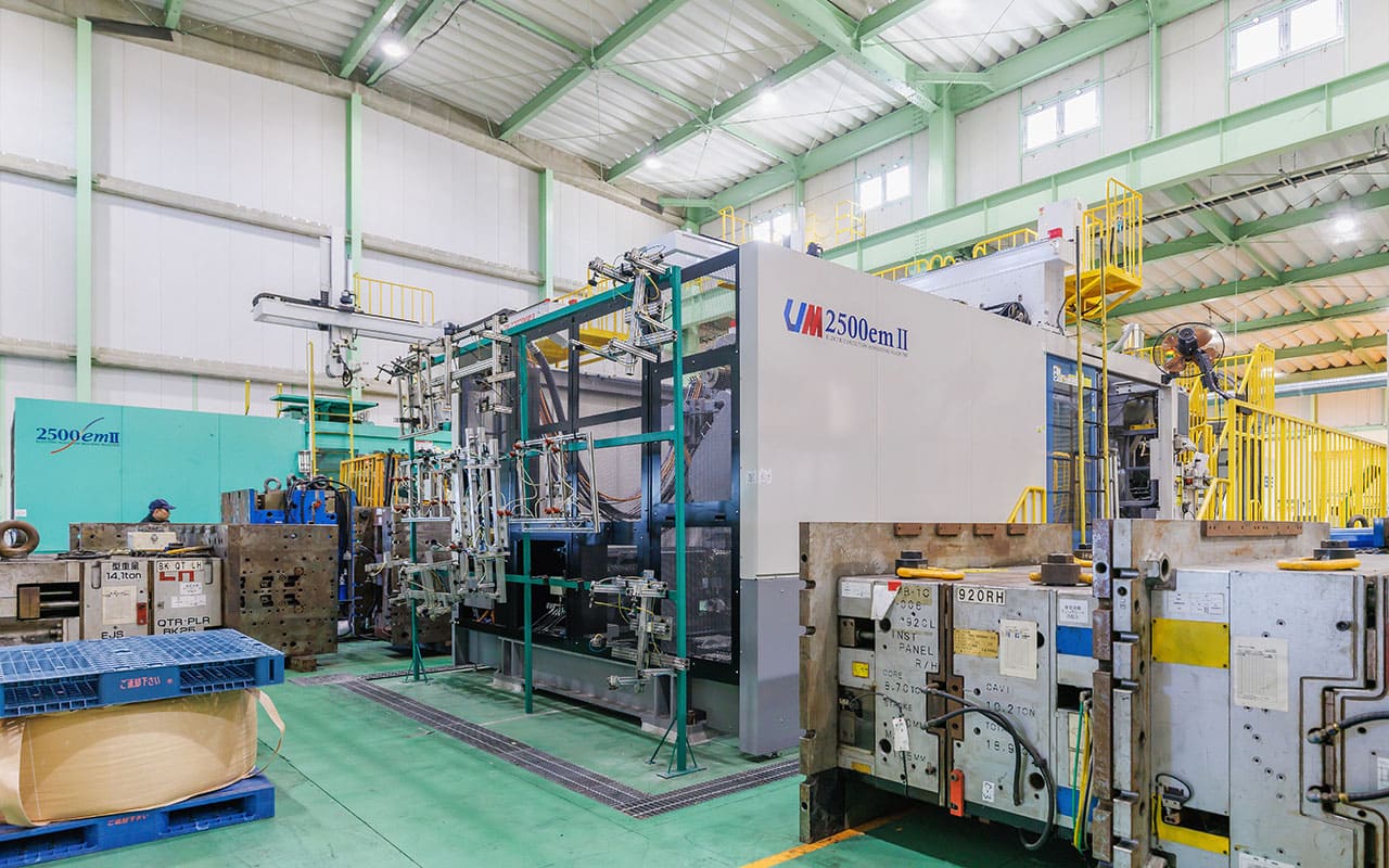 工業化成　2500t emⅡ大型射出成形機