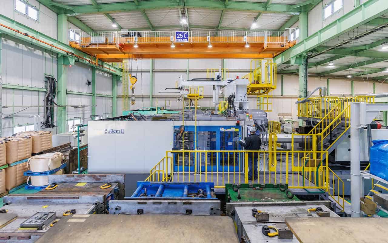 工業化成　2500t emⅡ大型射出成形機
