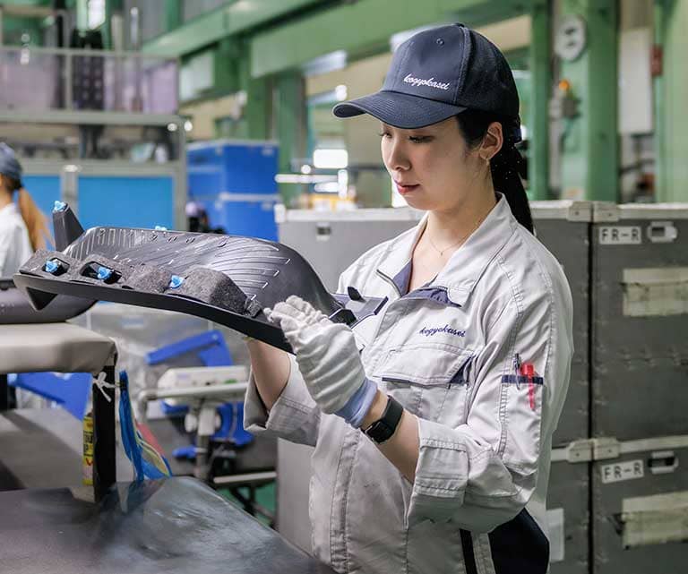 工業化成　工場　職場の様子