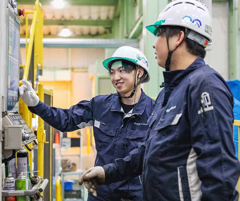工業化成　工場　職場の様子